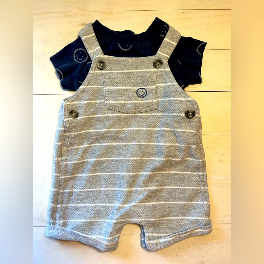Carter’s Baby Boys Infant Size 6 Months 2 Pc set bibs with smiley face t shirt